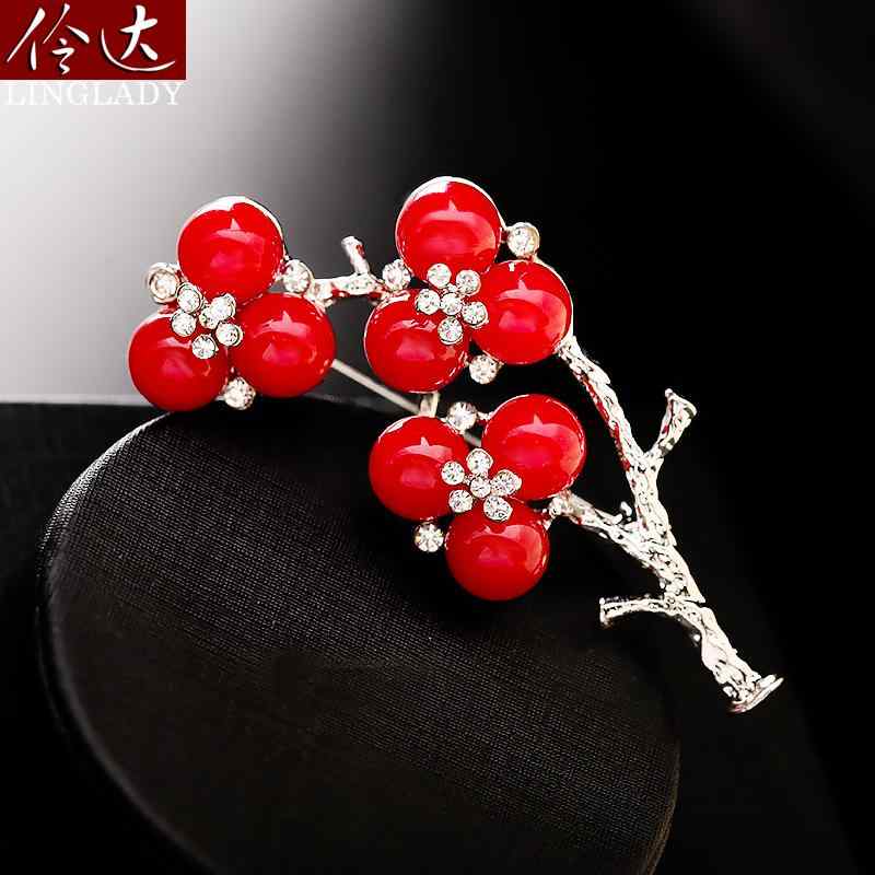 ブローチ セレモニー おしゃれ 赤 梅 ファッション コサージュ レディース かわいい フェイク パールア..