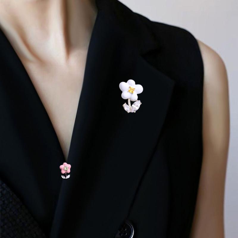 ブローチ レディース おしゃれ レディース かわいい 雲 花 花 露出防止 バックル Vネック コサージュ アクセサリー 精巧 襟ピン バックル