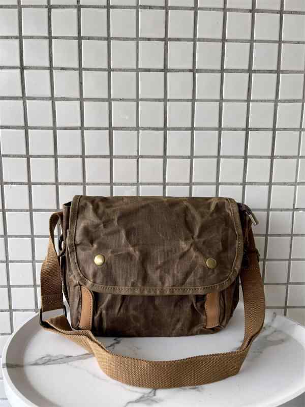 メッセンジャーバッグ おしゃれ 豪華感革品 アメリカン レトロ ワックス キャンバス ダメージ加工 シンプル カジュアル 防水クロス ボディ シングル ショルダー メンズ レディース 屋外 収納 バッグ