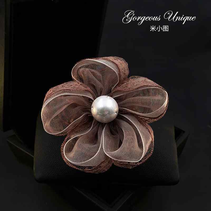 ブローチ レディース 小さめ 絵 生地 枚 花びら 花 精巧 バックル ミルク コーヒー コサージュ ファッ..