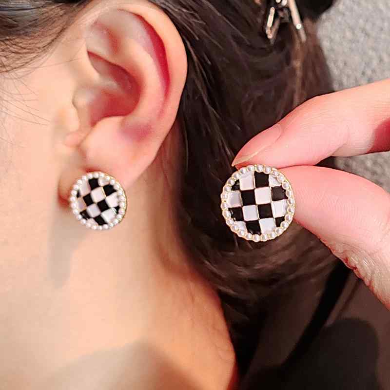 ピアス S925 シルバー ニードル 韓国 エナメル 黒 白 スクエア ラウンド ピアス 耳 バックル 市松 模様..
