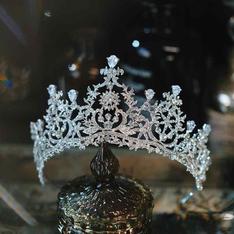 ティアラ クラウン 王冠 ジュエリー ビーズ ヘアアクセサリー 髪飾り カチューシャ ウェディング 大人 レディース 大人式 エレガント 結婚式 アクセサリー 頭飾り 撮影 小道具 レディース