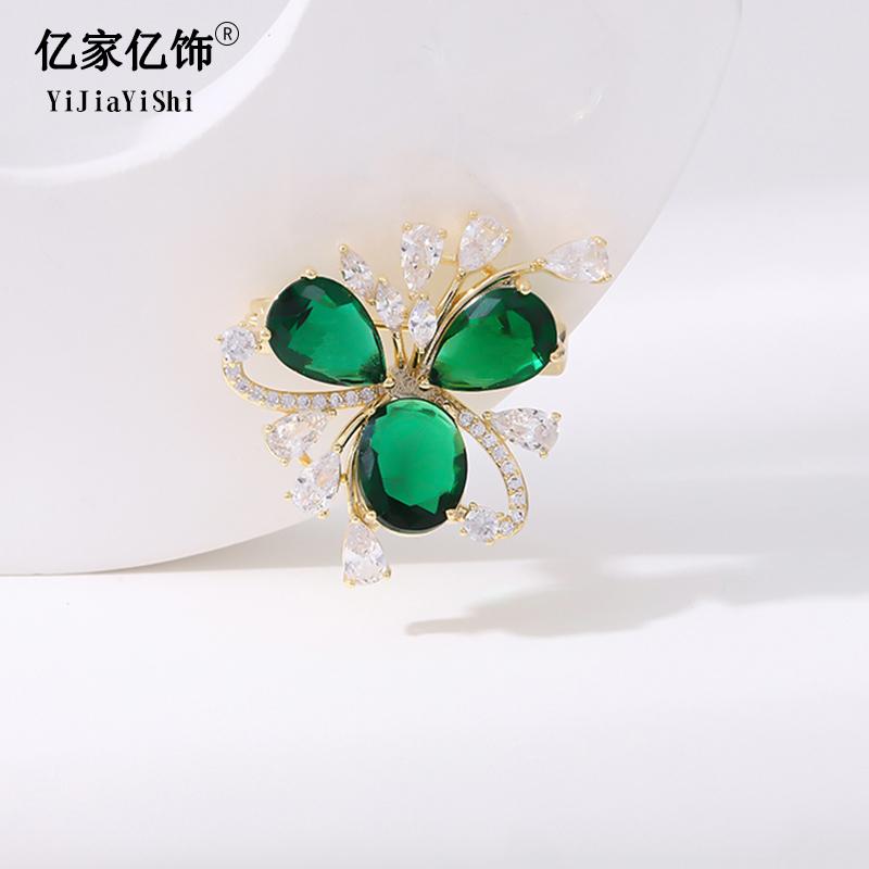 ブローチ セレモニー おしゃれ エメラルド クローバー エレガント レディース スーツ ドレス アクセサリー ピン 露出 防止 バックル コサージュ ファッション 装飾品 ジュエリー