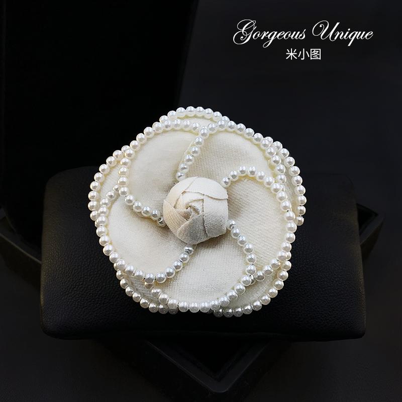 ブローチ 精巧 生地 白 椿 エレガント ボタン コート アクセサリー レディース ファッション 装飾品 ジュエリー