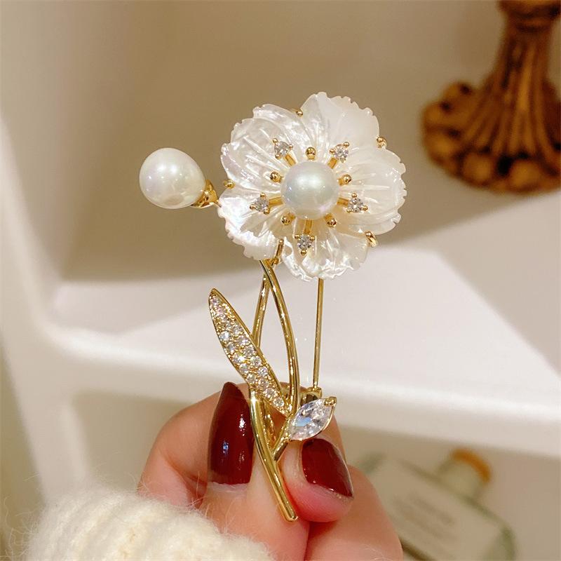 コート レディース 秋 冬 ブローチ おしゃれ 入学式 卒業式 貝 パール フラワー マイクロ 埋め込み ジルコン スーツ ハイエンド コサージュ