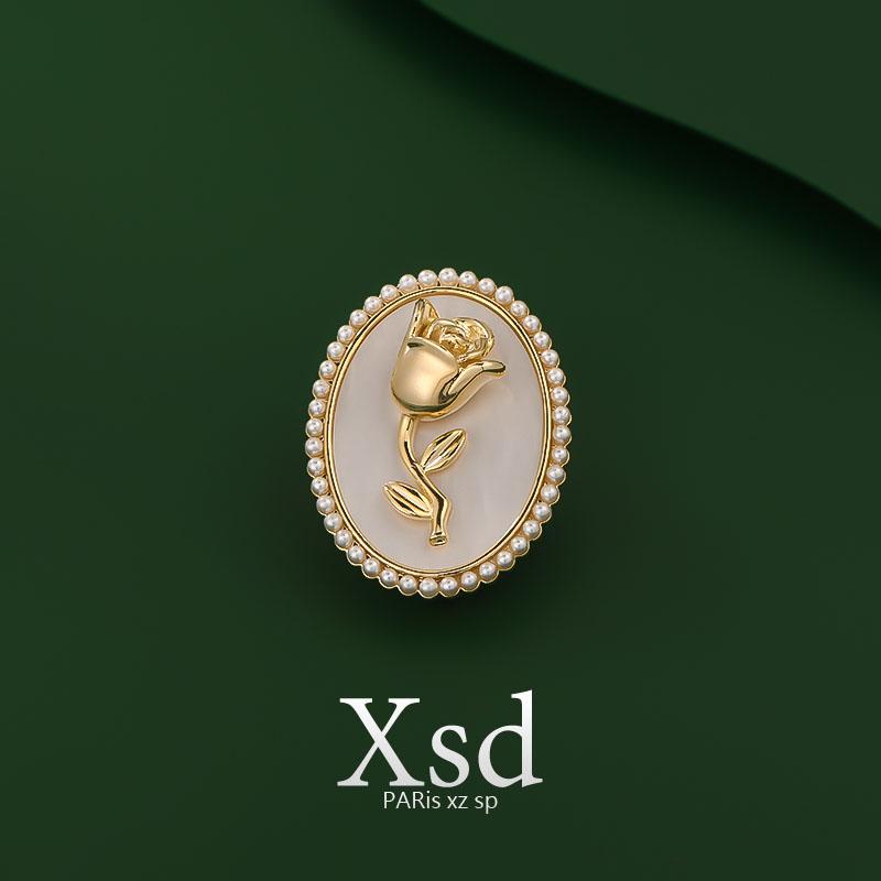 ジャケット レディース ブローチ おしゃれ 大人かわいい パールローズ ブローチ 女性 精巧 高 レベル コサージュ スーツ マッチング 新