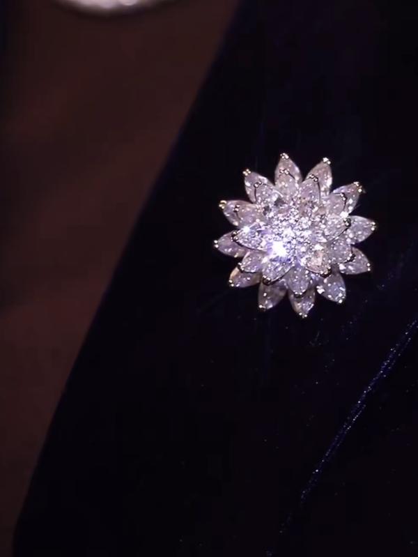 秋 冬 ブローチ おしゃれ スーツ ピン 装飾 雪 蓮 クリスタル 女性 ハイエンド コサージュ センス 贅沢
