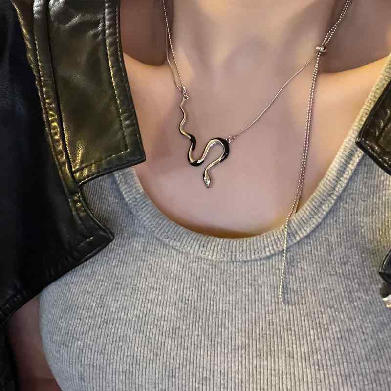 シャツ レディース 秋 冬 ネックレス かわいい ヘビ形 二層 スタック ネックレス 女性 クール ヒップ ホップ スウェット セーター チェーン