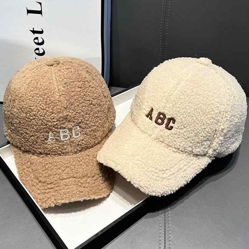 秋 冬 カジュアル キャップ 韓国 刺繍 ABC 文字 子 羊 ベルベット 野球帽 女性 レトロ カップル ベージュ ピーク キャップ