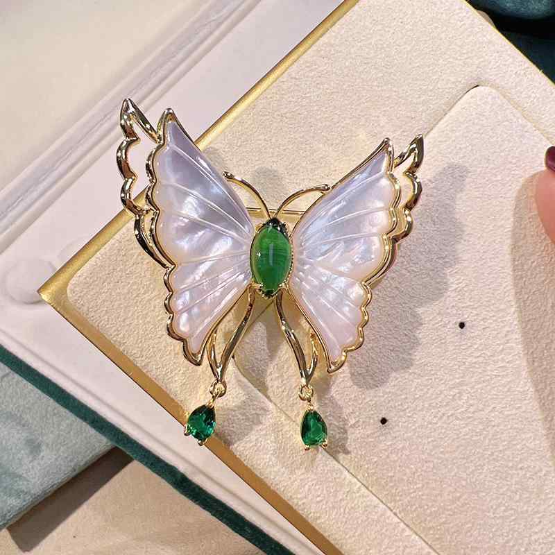 ブローチ セレモニー レディース おしゃれ 上品 螺鈿 蝶 高級感 女性 精巧 高級感 スーツ 高級感 コサ..