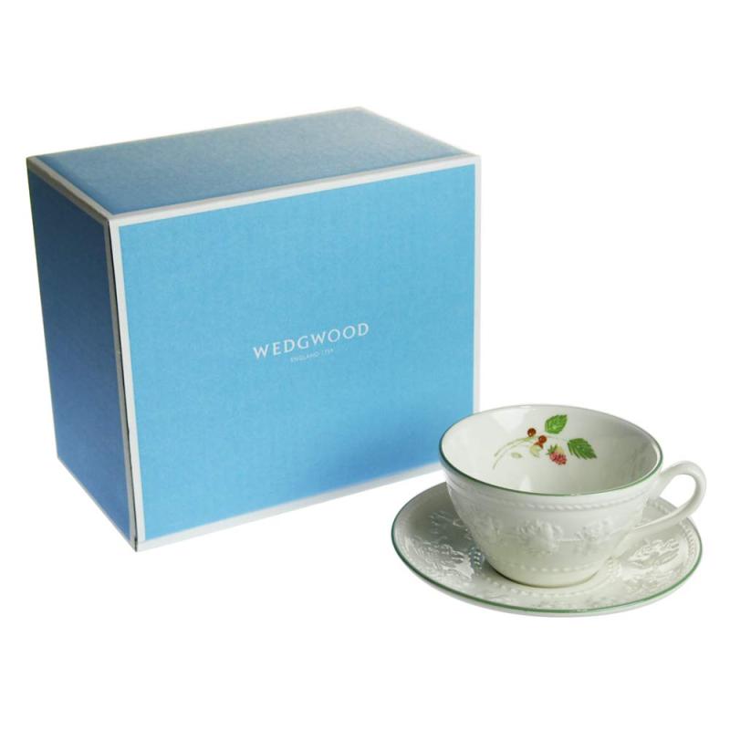Wedgwood (ウェッジウッド) フェスティビティ ラズベリー 磁器 ティーカップ&ソーサー【並行輸入品】