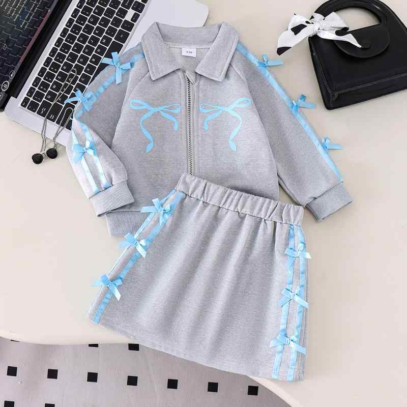 ・カテゴリ: キッズセットアップ・性別: 女の子・スタイル: 欧米風・セットアップの種類: スカートセットアップ・セット点数: 2点セット・対象年齢層: 3歳～8歳、身長100～140cm・主な素材: 綿65%・袖丈: 長袖・フード: なし・厚み: 標準・開閉タイプ: ジッパー・生地加工: 柔軟加工・柄: 無地・デザイン: 蝶々結び・カラー展開: グレー・サイズ展開: 2-3Y, 4Y, 5Y, 6Y, 7Y