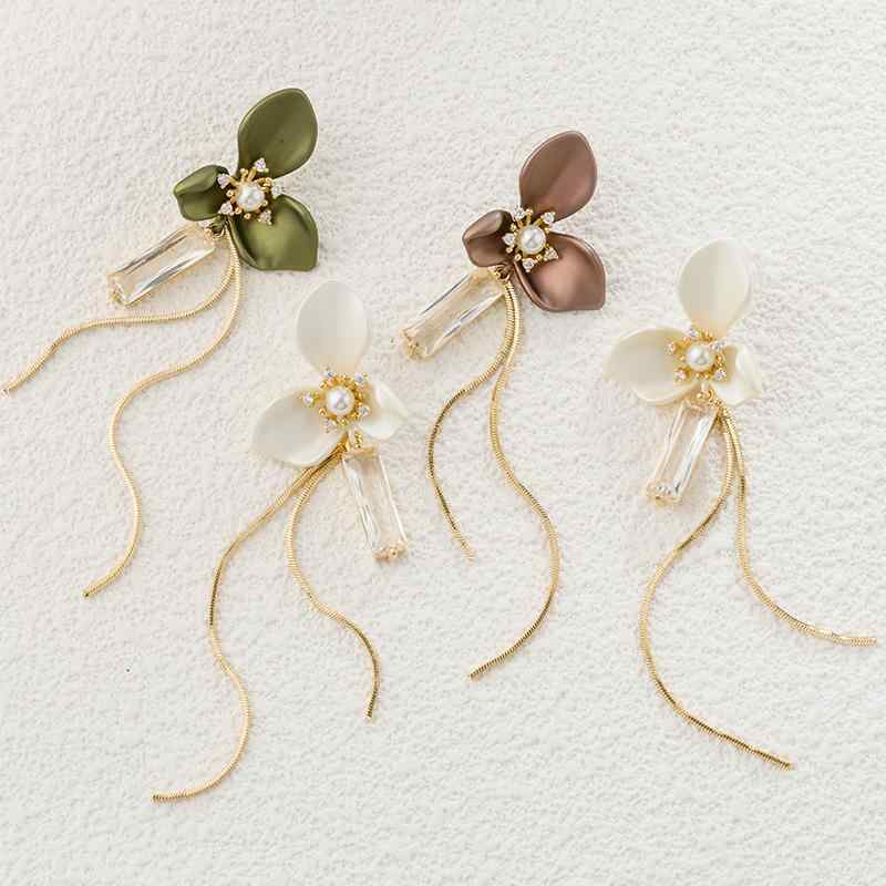 ピアス イヤリング レディース 個性的デザイン おしゃれ アシンメトリー スズラン タッセル 花モチーフ 淡いグリーン 春夏 フェミニン 銅製 電気メッキ加工