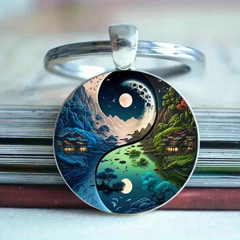 キーホルダー 2つの崖の上の小さな家 風景 2Dパターン 丸型 ガラス 亜鉛合金製 かわいい おしゃれ ギフト プレゼント カップル ペア 友達 家族 贈り物(x2)