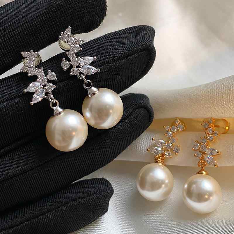 ピアス レディース ホワイトパール 雪の結晶 ジルコニア 揺れる 電気メッキ加工 フレンチレトロ 高級感..