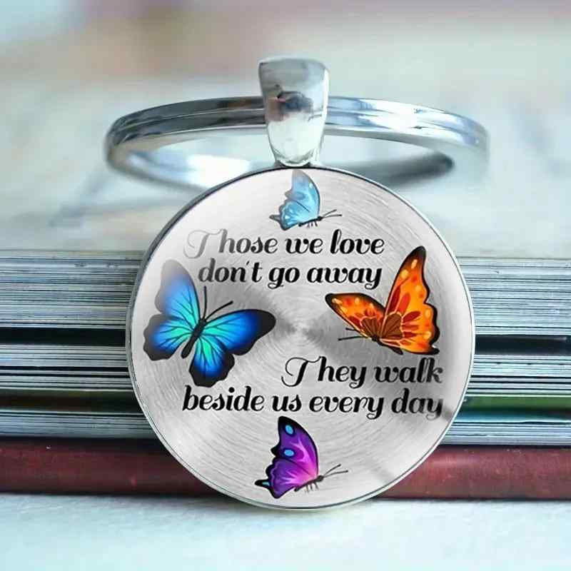 キーホルダー レディース スタイリッシュ かわいい 蝶 バタフライ 英字デザイン ガラスドーム 合金 ペンダント チャーム キーリング