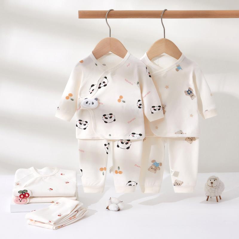 ・カテゴリ: ベビー肌着・性別: ユニセックス・対象年齢: 新生児 (0～1歳、80cm以下)・ネックライン: クルーネック・厚さ: 普通・柄: 無地、花柄、ドット・デザイン要素: セットアップ、キュート、カーディガン、プリント・主な素材: 綿・主な素材配合率: 100%・カラー展開: ブルーハットベア、マッシュルームドッグ、いたずらリス、ラディッシュバニー、キュートベア、パンダ、チェリーバニー、子犬、ブルーマッシュルームベア、ブルーレターベア、のんびりベア、ピンクフラワー、ベアヘッド、レインボーバニー、ローズ、カーキG、ココナッツツリードッグ、小型ヨット、ピンクラディッシュ、ブルーダック、ピンクビッグフラワー、パープルフラワー、ピンクロース、ツリーベアヘッド