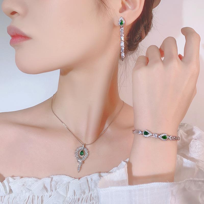 ・カテゴリ: セットジュエリー・スタイル: セット・セット内容: ピアス、ネックレス、ブレスレット・対象: レディース・テイスト: ファッションOL、通勤・主な素材: 銅・ペンダント素材: 銅・装飾素材: ジルコニア・加工方法: 象嵌・チェ...