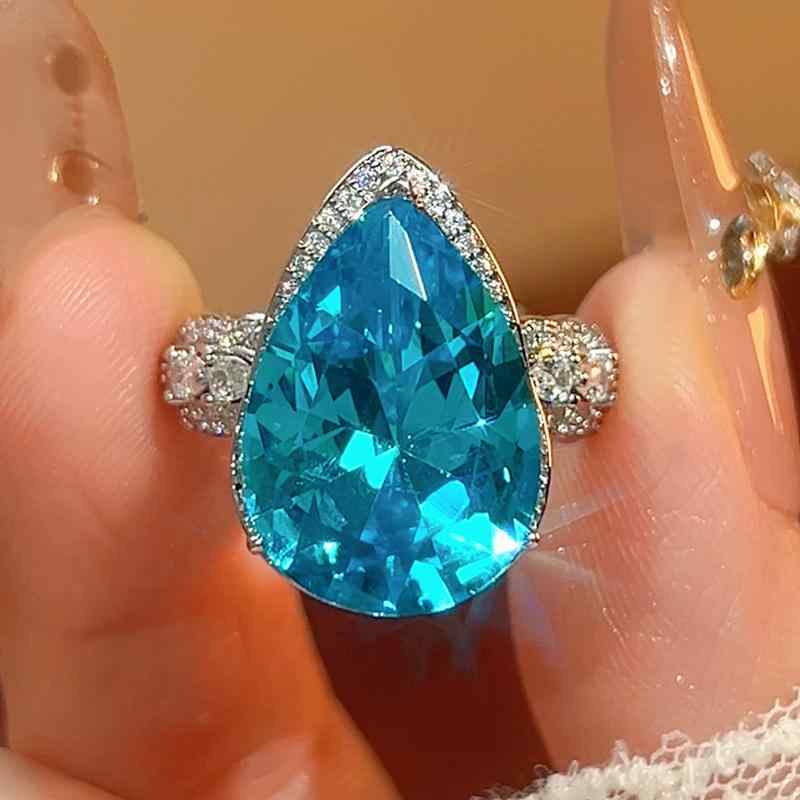 ・カテゴリ: 指輪・主な素材: 銅・形状: 水滴型・加工: 象嵌・象嵌素材: ジルコニア・カラー展開: オレンジレッド、ゴールデンイエロー、クリスタルマリンブルー・スタイル: 欧米風ファッション通勤・対象: 女性