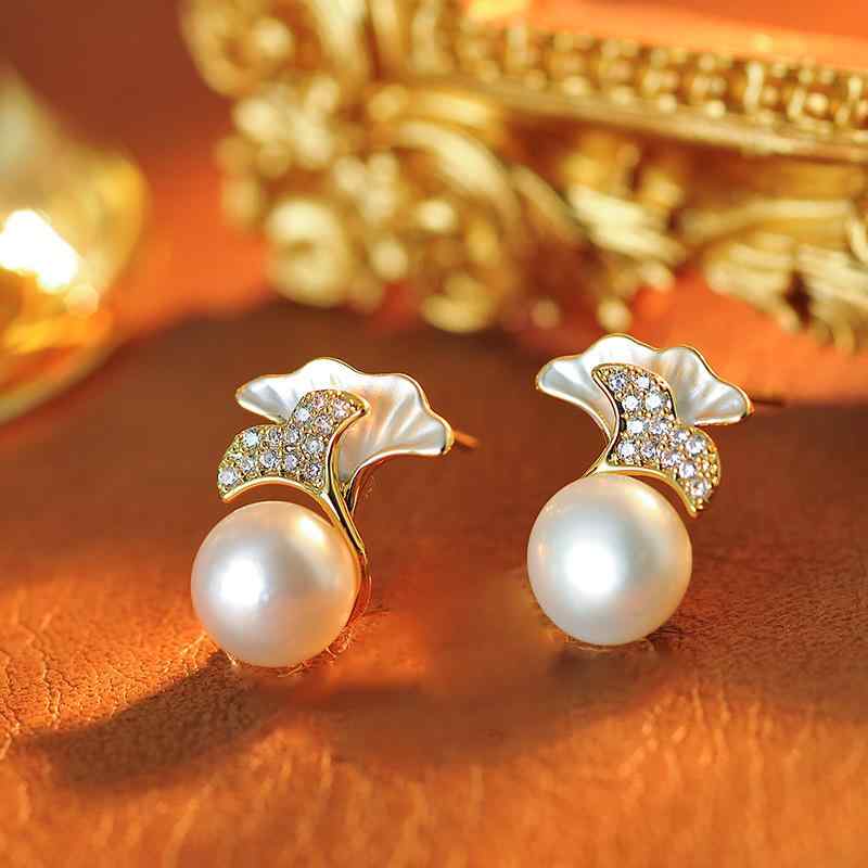 ピアス レディース イチョウ リーフ パール フレンチスタイル 上品 高級感 高見え エレガント フェミニン 韓国風 秋 スタッド型 電気メッキ加工 銅合金製