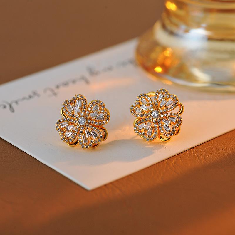 ピアス レディース 回転 四つ葉のクローバー シルバーポスト 電気メッキ加工 個性的デザイン 高級感 銅合金製 花モチーフ 日韓スタイル 上品 かわいい アクセサリー