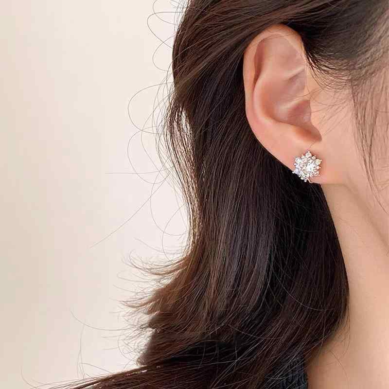 ピアス レディース 女性用 韓国風 合金 電気メッキ加工 雪の結晶 スター 花モチーフ 花びら ジルコニア 上品 繊細 シンプル 個性的 万能 フェミニン かわいい