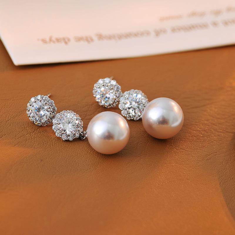 ピアス レディース イブニングパーティー 結婚式 プリンセス 輝くジルコニア パール 上品 個性的 スタッドピアス 高級感 エレガント 欧米風 ファッション 通勤 オフィス カジュアル かわいい おしゃれ 幾何学デザイン 電気メッキ 銅合金