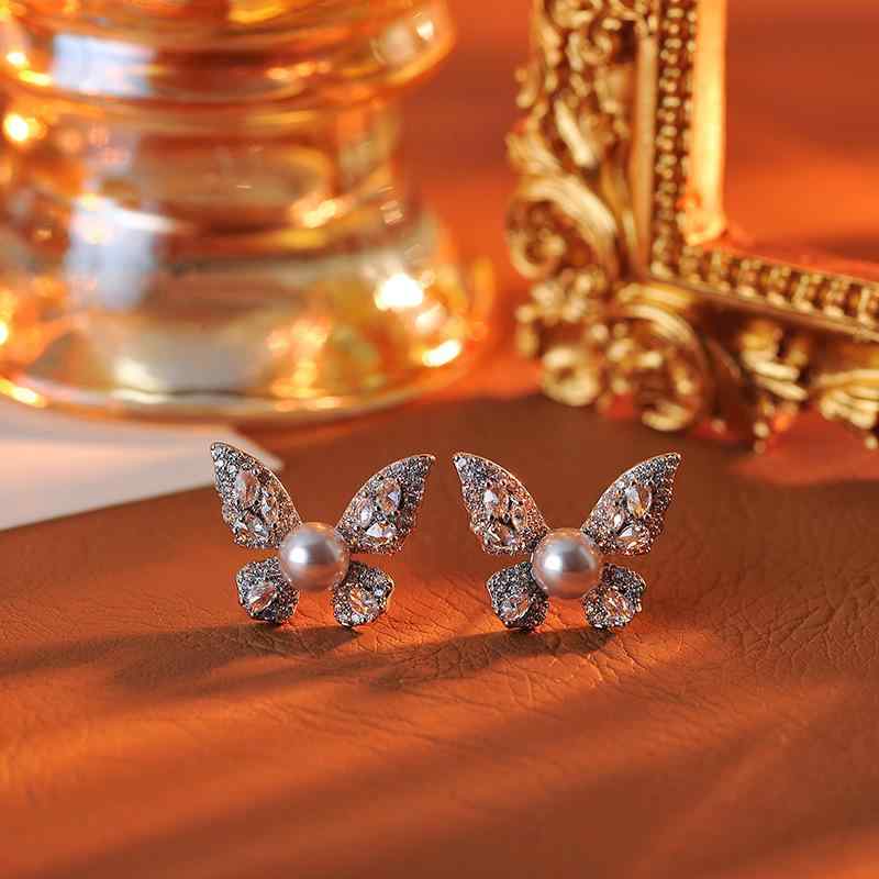 ピアス レディース 女性用 蝶々 バタフライ ジルコニア パヴェ パール パール 高級感 上質 エレガント 軽やか 上品 欧米風 ファッション 通勤 スタッドピアス