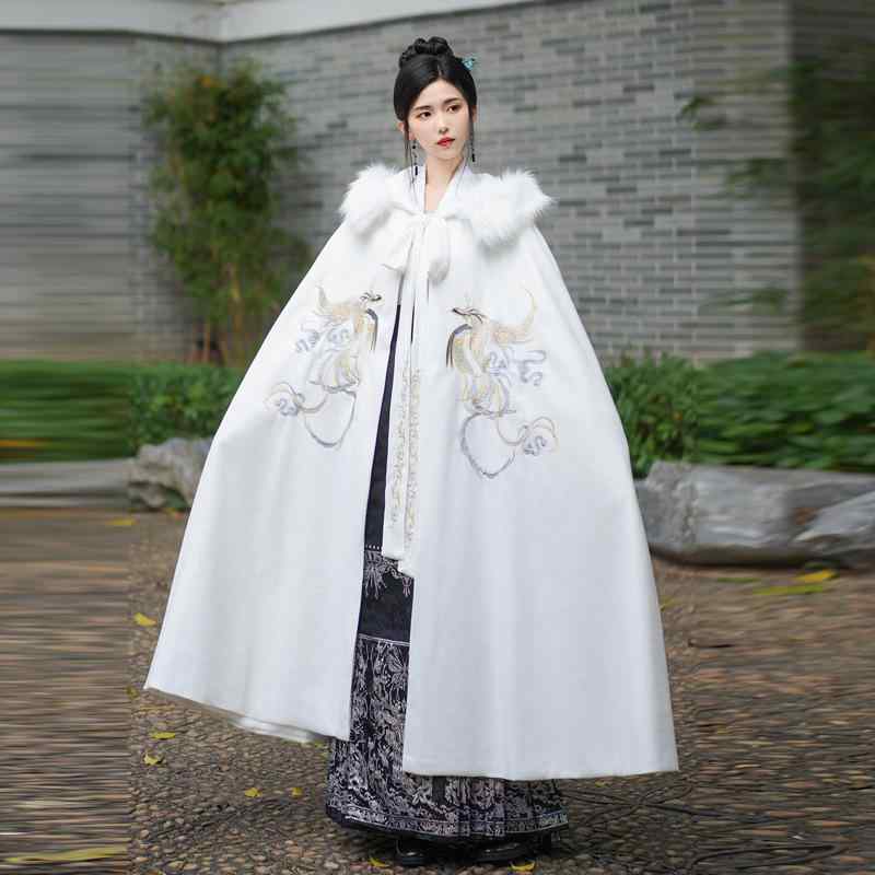 漢服 レディース セットアップ 秋冬 冬用 新中華スタイル 鳳凰 金糸織り 鹿柄 螺鈿 裏起毛 厚手 馬面ロングスカート マント アウター フリーサイズ 取り外し可能ファー襟 ホワイト ポリエステル
