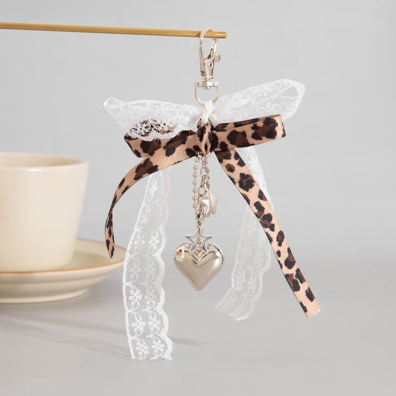 バッグチャーム ブローチ レディース 女性用 シンプル かわいい 合金製 軽量 ハート 蝶結び リボン 韓国風 韓流 大人女子 フェミニン 鞄飾り プレゼント