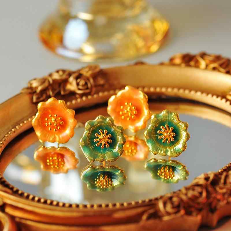 ピアス レディース フレンチスタイル ヴィンテージ風 高級感 通勤 カジュアル ラッパ型花 フラワー モチーフ 釉薬加工 スタッドタイプ 銅製 電気メッキ加工 グリーン