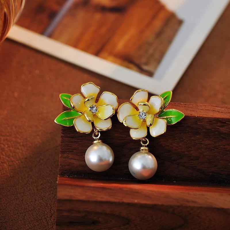 ピアス レディース ホワイト カメリア パール フラワー 森ガール風 個性的なデザイン 高級感 電気メッキ加工 かわいい フェミニン 春夏