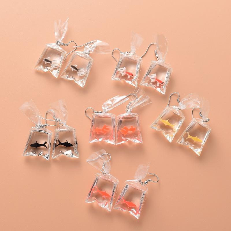 White Coral - ピアス レディース 金魚 鯉 透明 水入りデザイン カートゥーン風 和風 遊び心 個性的 動物モチーフ 琥珀素材 ファッション 通勤 高級感