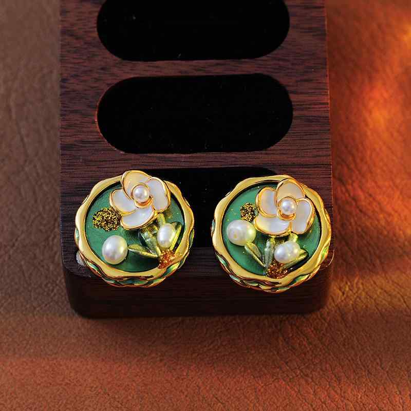 ピアス レディース パール 椿の花 フラワー 新中華風 ヴィンテージ レトロ 香港スタイル 油絵風 個性的デザイン 滴油加工 銅製 金緑色 夏