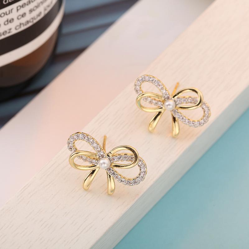 Body Earrings - イヤリング ピアス 電気メッキ加工 ゴールドカラー メタル素材 マイクロパヴェ ジルコニア 韓国風 個性的 ユニーク リボン 蝶結び パール パール飾り