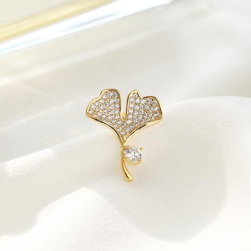 ブローチ レディース ちら見防止 エチケットクリップ 日韓スタイル 襟元飾り かわいい 銀杏の葉 リーフ..