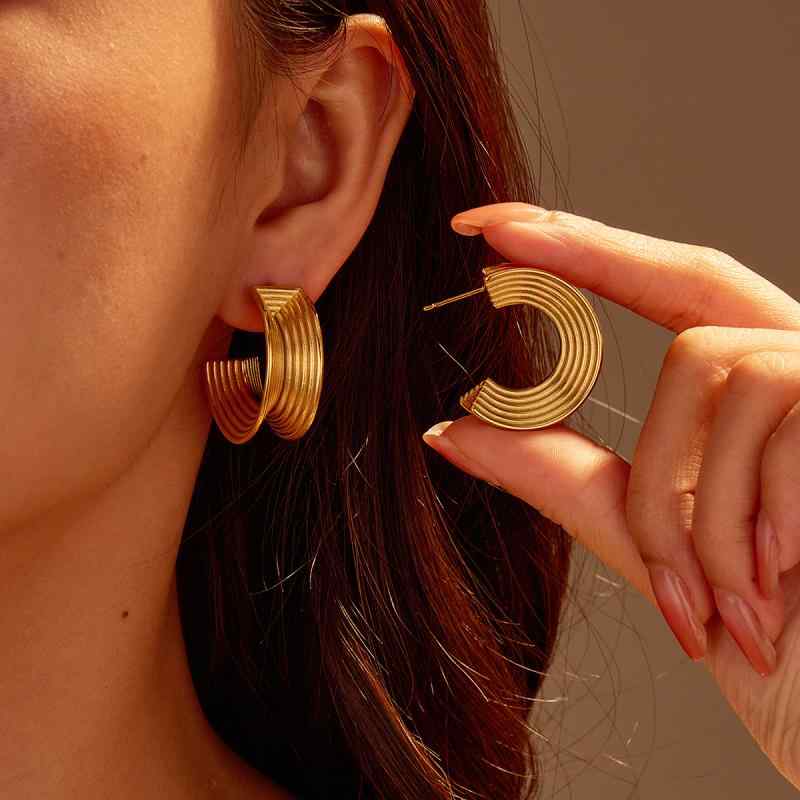 フープピアス イヤリング レディース 女性用 ステンレス製 チタン鋼 電気メッキ加工 色落ちしにくい 変色しにくい ゴールド 欧米風 フレンチ シンプル モダン 幾何学 丸形 上品 個性的 オフィス カジュアル 通勤 春夏