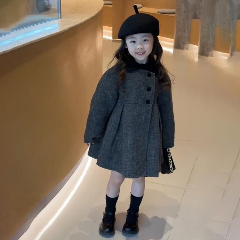 ・カテゴリ: キッズアウター・性別: 女性・対象年齢: 8歳以上、140cm以上・スタイル: 韓国風・主な素材: ビニロン80%・裏地素材: ポリエステル80%・ネックライン: 襟・袖丈: 長袖・柄: 無地・厚さ: 普通・生地加工: 柔軟加工・デザイン: ベルトなし・着丈: ミドル丈・カラー: グレー・サイズ展開: 90cm、100cm、110cm、120cm、130cm、140cm