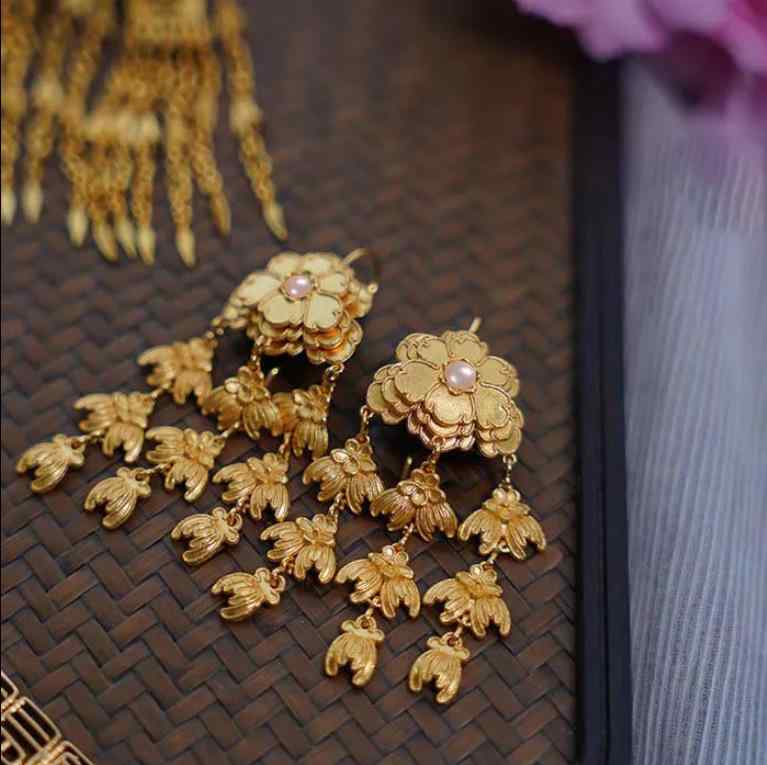 ピアス レディース 中国風 漢服スタイル レトロ クラシック 和装小物 花 フラワー パール パール タッセル 揺れる ドロップピアス 上品 エレガント おしゃれ かわいい 吉祥柄 アジアン 真鍮製 ギフト プレゼント(x2)