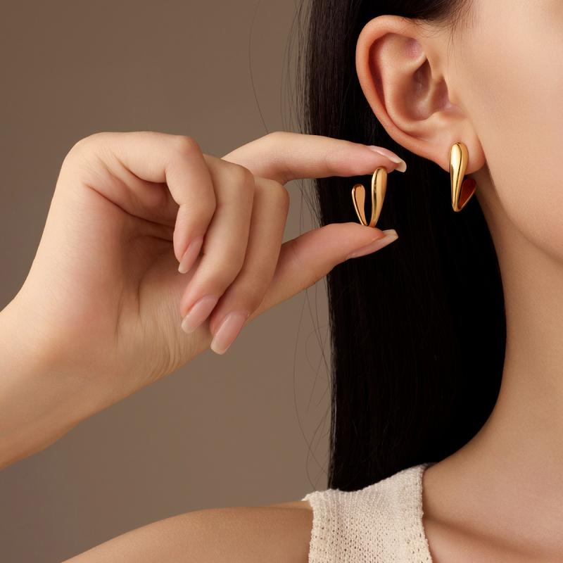 ピアス レディース ステンレス製 電気メッキ加工 V字型 光沢 シンプル ミニマル 欧米風 ファッション 通勤 オフィス ゴールド シルバー 18金仕上げ 万能 コーデ イヤリング