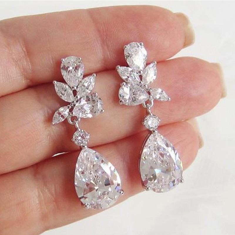 SWAROVSKI - ピアス レディース 女性用 結婚式 披露宴 二次会 パーティー フォーマルシーン 上品な輝き 梨型 しずく ジルコニア 銅製 電気メッキ加工 エレガント フェミニン ゴールド ローズゴールド プラチナカラー 揺れるデザイン