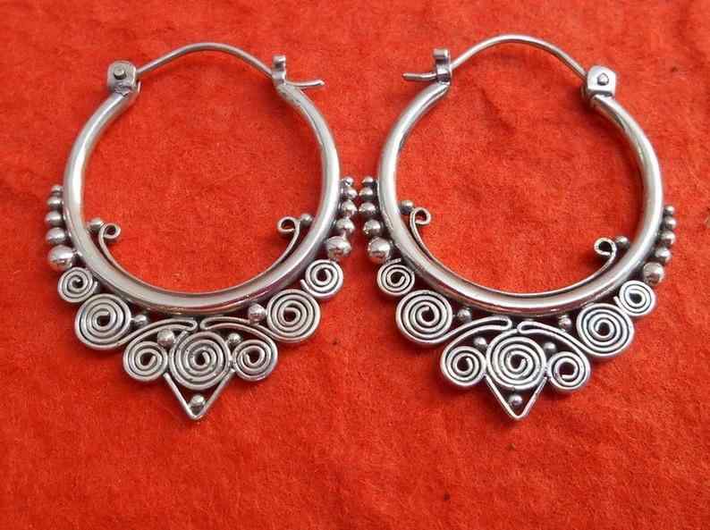 ピアス イヤリング レディース アンティーク調 透かし彫り 幾何学模様 ロング 揺れる エレガント 上品 大人女子 オフィス カジュアル 電気メッキ加工 合金製 アンティークシルバー