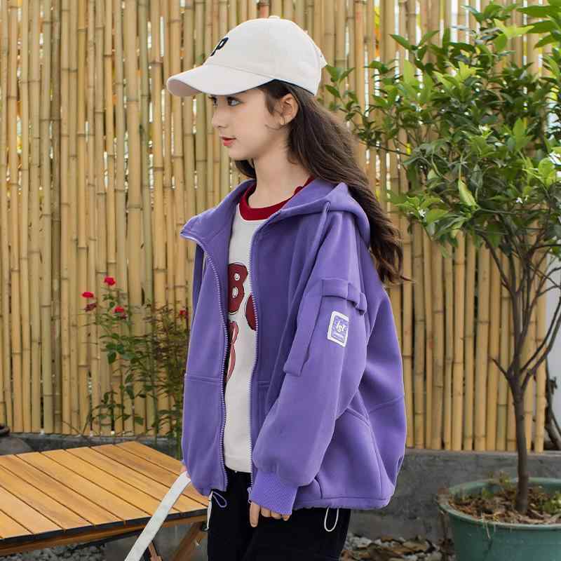 ・性別: 女の子・対象年齢: 8歳以上、身長140cm以上・ネックライン: 襟付き・スタイル: カジュアル・柄: 無地・厚さ: 普通・生地加工: 柔軟処理・フード: 付き・要素: スポーツ・袖丈: 長袖・主な素材: 綿64.7%・裏地素材: 綿60%・開閉方法: ジッパー・スタイル: ウエストバンドなし・カラー展開: パープル、ベージュ・サイズ展開: 120cm、130cm、140cm、150cm、160cm、170cm・着丈: ショート丈・中綿タイプ: 綿・カテゴリ: 子供用ジャケット