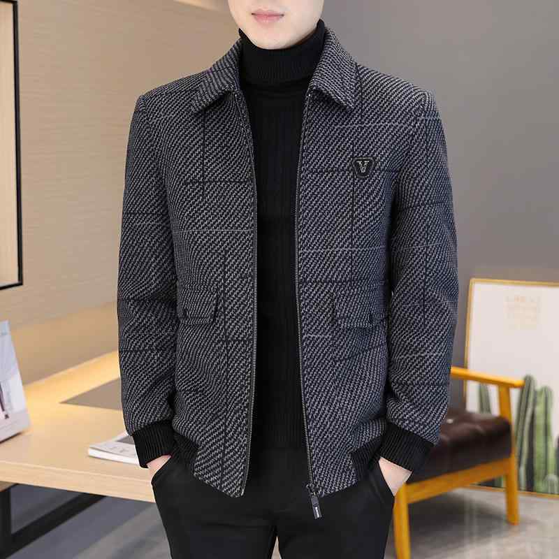 ・カテゴリ: コート・スタイル: 韓国風・フィット: スリム・厚さ: 通常・前立て: ジッパー・対象層: 青年、ビジネス紳士・主な素材: ウール37.9%・裏地: ポリエステル・着用シーン: カジュアル・襟元: ターンカラー・加工: ノーアイロン・デザイン詳細: ボタン装飾・ポケット: サイドシーム・裾デザイン: ストレート・カラー展開: ブラウン、グレー・サイズ展開: 170cm、175cm、180cm、185cm、190cm、195cm