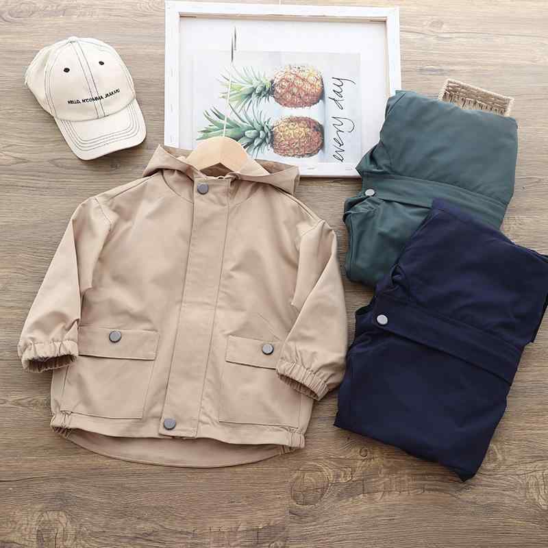・カテゴリ: キッズアウター、ジャケット・性別: メンズ・対象: 3～8歳、身長100～140cm・スタイル: 韓国風・デザイン: フード付き・ネックライン: クルーネック・袖丈: 長袖・着丈: ミドル丈・柄: 無地・厚さ: 普通・適した季節: 春・主な素材: ポリエステル・主な素材構成: ポリエステル100%・生地名称: 化学繊維混紡・生地加工: 柔軟処理・裏地種類: 中綿・裏地素材: ポリエステル・裏地素材構成: ポリエステル100%・クロージャー: ジッパー・仕様: ウエストベルトなし・デザイン要素: スポーツ、ブリティッシュ、親子、トレンド・カラー展開: カーキ、ネイビー、ミリタリーグリーン・サイズ展開: 100cm、110cm、120cm、130cm、140cm