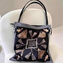 バッグ レディース 両面プリント レトロ スカーフ柄 縦型スクエア トートバッグ ショルダーバッグ 斜めがけ ハンドバッグ 通勤 デイリー キャンバス素材 調節可能ストラップ マグネット開閉 やわらか素材