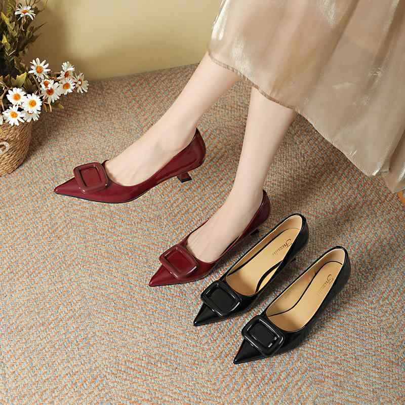 パンプス レディース 滑り止め ゴム底 ミドルヒール ポインテッドトゥ エナメル フレンチ スクエアバックル 浅履き 通勤 オフィス デイリー オールシーズン ...