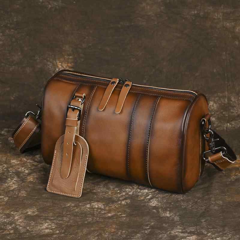 ・スタイル: 欧米レトロ・主な素材: 本革（牛革）・機能: 耐摩耗性・柄: 無地・デザイン要素: ステッチ・カラー展開: レトロブラウン、レトロカーキ、ブラック・裏地素材: ポリエステル綿・適用シーン: カジュアル、旅行・収納可能PCサイズ: 約20.32cm・対象性別: 男性・カテゴリ: メンズショルダーバッグ
