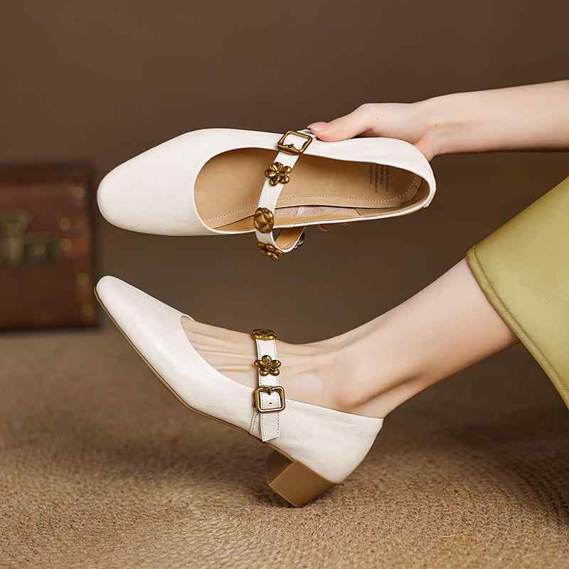 パンプス レディース メリージェーンシューズ ラウンドトゥ 浅履き 太ヒール ローヒール 羊革 メタルフラワー ワンストラップ バックル付き 滑りにくい ゴム底...