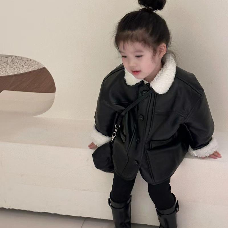 PUレザージャケット キッズ 女の子 ガールズ 裏起毛 厚手 暖かい 防寒 秋冬 保温性抜群 柔らかな肌触り 韓国風 おしゃれ 着回し抜群 普段使い カジュアル ミディアム丈 長袖 シングルボタン アウター